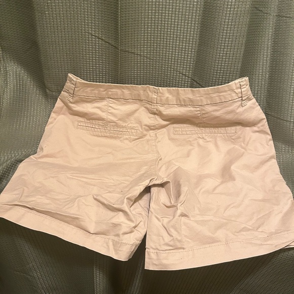 Old navy 5” khaki shorts - Picture 3 of 3